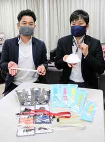 かばん資材を生かして開発したマスクストラップ＝豊岡市内