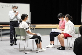 平田オリザさん（左奥）の指導を受け、ワークショップに取り組む中高生＝豊岡市民プラザ