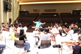 ホールの音響チェックを兼ねて夏季集中トレーニングを行う佐渡裕さん率いるスーパーキッズオーケストラ＝やぶ市民交流広場