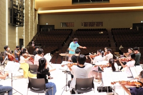 ホールの音響チェックを兼ねて夏季集中トレーニングを行う佐渡裕さん率いるスーパーキッズオーケストラ＝やぶ市民交流広場