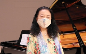 養父市の芸術監督として抱負を語る青柳いづみこさん＝やぶ市民交流広場