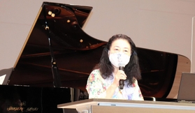 養父市の芸術監督として抱負を語る青柳いづみこさん＝やぶ市民交流広場