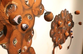 椿野浩二さんが制作した全身に無数の目がある立体作品「百目」＝あさご芸術の森美術館