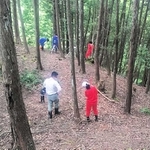 コウロギ古墳で測量をする中学生たち＝豊岡市中郷（豊岡市立歴史博物館提供）