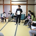 コミュニケーションについて学ぶ旅館のスタッフたち＝小林屋