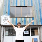 「香美町まちなか移住相談室」の専従相談員を務める伊藤達巧さん＝香美町香住区香住