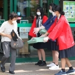 買い物客にグッズを配って選挙の投票を呼び掛ける豊岡総合高の生徒たち＝コープデイズ豊岡