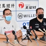 取材に応じるドイツボート連盟のマリオ・ヴォルトさん（左）とスイスボート連盟のクリスチャン・ストファーさん＝豊岡市城崎町楽々浦