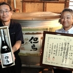 全国新酒鑑評会に出品した「但馬」が金賞を受賞した此の友酒造の木村祥三社長（左）と杜氏の勝原誠さん＝此の友酒造