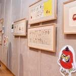 表情豊かなキャラクターが描かれた「だるまちゃんとてんぐちゃん」の複製原画などが並ぶ会場＝豊岡市立美術館「伊藤清永記念館」