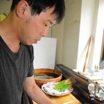 ケンサキイカの生き造りを調理する料理人＝香美町香住区下浜