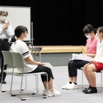 平田オリザさん（左奥）の指導を受け、ワークショップに取り組む中高生＝豊岡市民プラザ