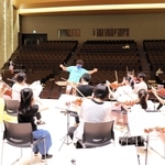 ホールの音響チェックを兼ねて夏季集中トレーニングを行う佐渡裕さん率いるスーパーキッズオーケストラ＝やぶ市民交流広場