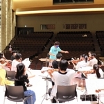 ホールの音響チェックを兼ねて夏季集中トレーニングを行う佐渡裕さん率いるスーパーキッズオーケストラ＝やぶ市民交流広場