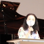 養父市の芸術監督として抱負を語る青柳いづみこさん＝やぶ市民交流広場