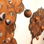 椿野浩二さんが制作した全身に無数の目がある立体作品「百目」＝あさご芸術の森美術館