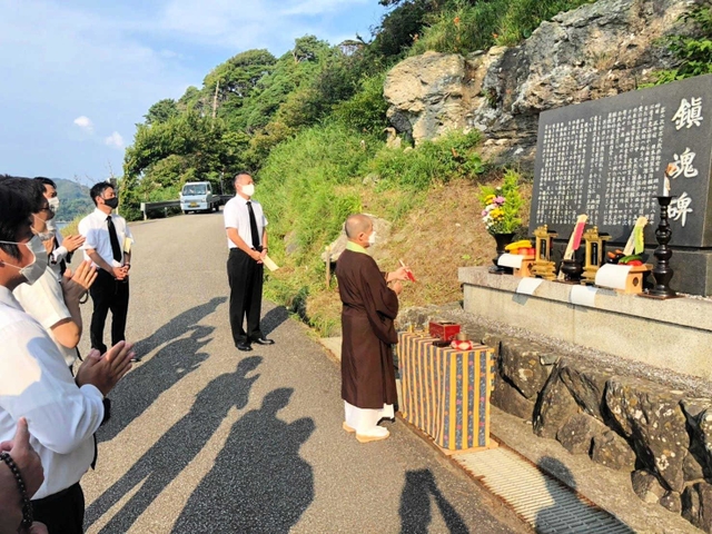 香住沖海戦の戦没者の冥福を祈る香住青年会議所の役員ら＝１日、香美町香住区一日市（香住ＪＣ提供）