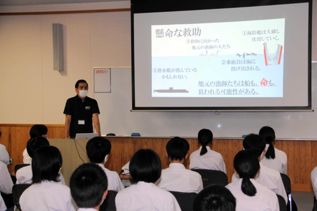 香住沖海戦の授業に耳を傾ける生徒たち＝浜坂中