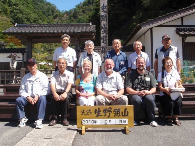 元英国人捕虜の長男（前列左から４人目）が訪れた際に生野を案内した山田治信さん（後列左から２人目）＝２０１０年９月、生野銀山（朝来市提供）