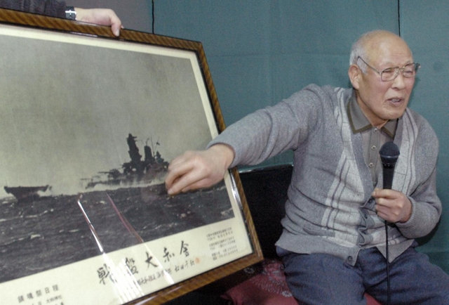 戦艦大和の写真を使って戦闘の様子などを話す竹田明さん（２００８年１月２７日）