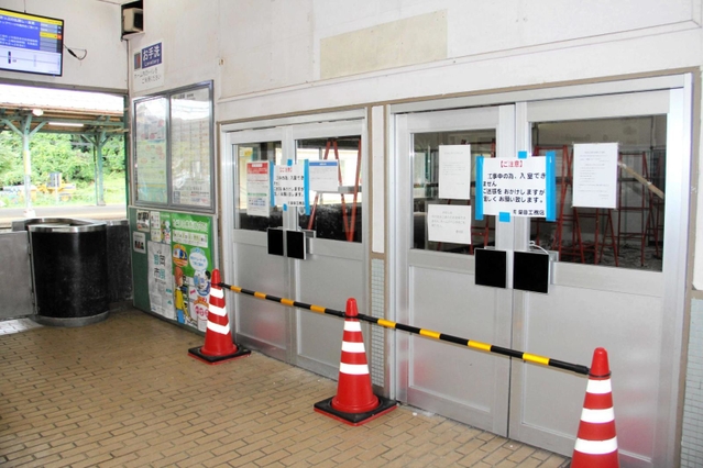 今月１７日に閉鎖され、改修工事が始まった待合室＝ＪＲ香住駅