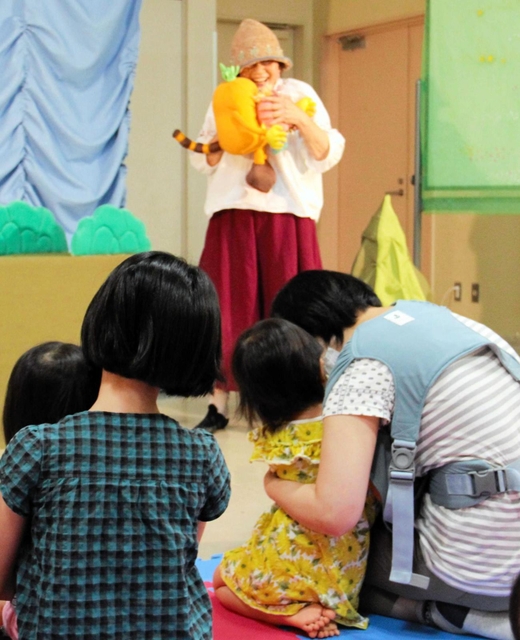 人形劇団クラルテの演目を鑑賞する親子たち＝豊岡市民プラザ