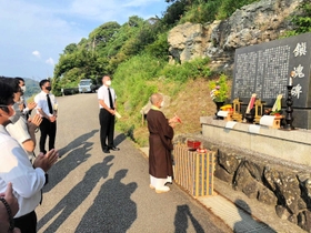 香住沖海戦の戦没者の冥福を祈る香住青年会議所の役員ら＝１日、香美町香住区一日市（香住ＪＣ提供）