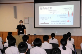 香住沖海戦の授業に耳を傾ける生徒たち＝浜坂中