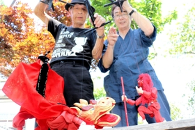 麒麟獅子舞の人形を操る福本弘文さん（右）と石田一高さん＝鳥取市