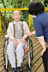 高齢者施設で生活する谷口敏夫さん＝豊岡市竹野町林