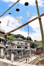 春来川や荒湯を背景に涼しげな音色を響かせる風鈴＝湯村温泉