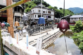 春来川や荒湯を背景に涼しげな音色を響かせる風鈴＝湯村温泉