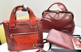 国内ワイン用のブドウの搾りかすで染色した革で作られたかばん＝豊岡市役所