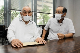 介護老人保健施設へ面会に訪れた柤岡の親せきと談笑する岸本馨さん（左）＝宝塚市