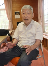 戦争当時の様子を語る山田治信さん＝朝来市