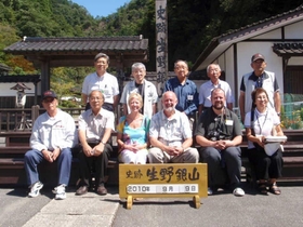 元英国人捕虜の長男（前列左から４人目）が訪れた際に生野を案内した山田治信さん（後列左から２人目）＝２０１０年９月、生野銀山（朝来市提供）