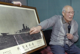 戦艦大和の写真を使って戦闘の様子などを話す竹田明さん（２００８年１月２７日）