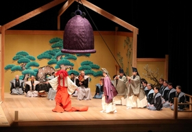 巨大な鐘の下で迫力ある舞が繰り広げられた「道成寺」の公演＝豊岡市民会館
