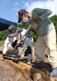 水害に備えて土のうを作る菅谷地区の住民たち＝豊岡市出石町荒木