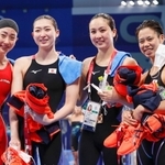 女子４００メートルメドレーリレー決勝のレースを終え笑顔の（左から）五十嵐千尋、池江璃花子、渡部香生子、小西杏奈＝東京アクアティクスセンター