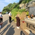 香住沖海戦の戦没者の冥福を祈る香住青年会議所の役員ら＝１日、香美町香住区一日市（香住ＪＣ提供）