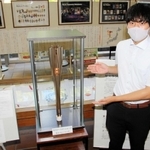 上治丈太郎さんの提供を受けて展示されているトーチ＝香美町役場本庁舎