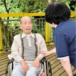 高齢者施設で生活する谷口敏夫さん＝豊岡市竹野町林