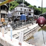 春来川や荒湯を背景に涼しげな音色を響かせる風鈴＝湯村温泉