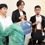 廃棄される漁網（左）を再利用した生地を使用したかばんを製造した兵庫県鞄工業組合のメンバー＝豊岡市役所
