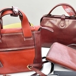 国内ワイン用のブドウの搾りかすで染色した革で作られたかばん＝豊岡市役所