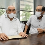 介護老人保健施設へ面会に訪れた柤岡の親せきと談笑する岸本馨さん（左）＝宝塚市