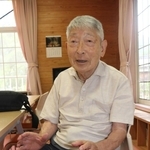 戦争当時の様子を語る山田治信さん＝朝来市