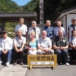 元英国人捕虜の長男（前列左から４人目）が訪れた際に生野を案内した山田治信さん（後列左から２人目）＝２０１０年９月、生野銀山（朝来市提供）