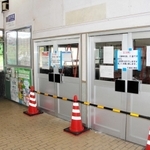 今月１７日に閉鎖され、改修工事が始まった待合室＝ＪＲ香住駅